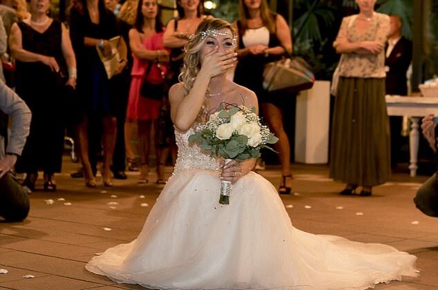 她對親友們立下一個誓約：「如果 40 歲生日時，我還沒找到靈魂伴侶，我就要嫁給我自己。」