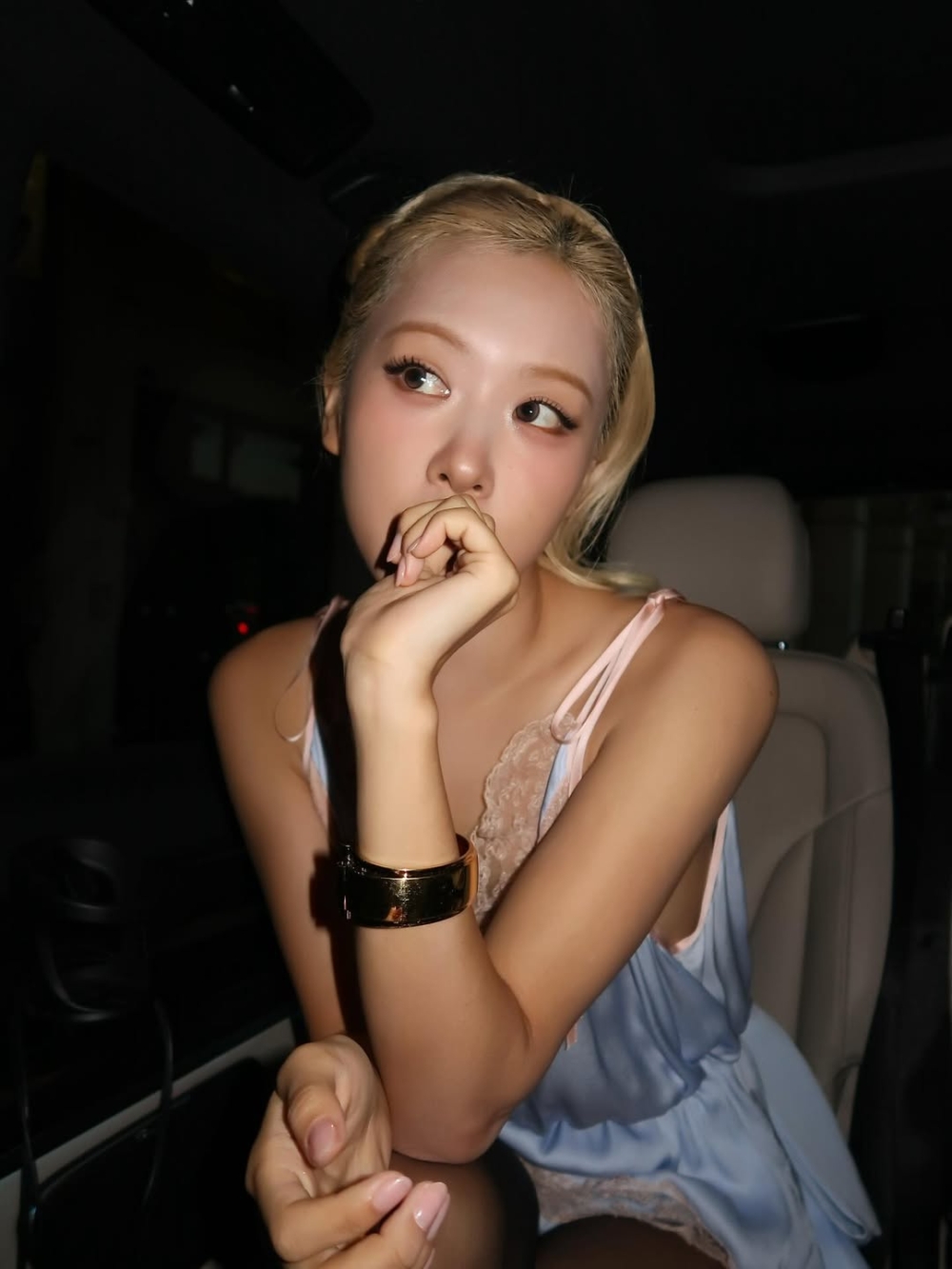 避免拉長眼尾，改用粗短線條、微微上揚的眼線