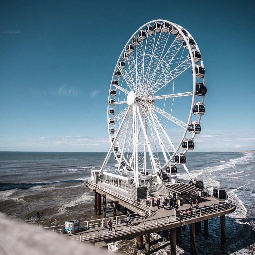 這座摩天輪建在延伸入北海的木製碼頭上，是歐洲第一座「漂浮於海面」的摩天輪。