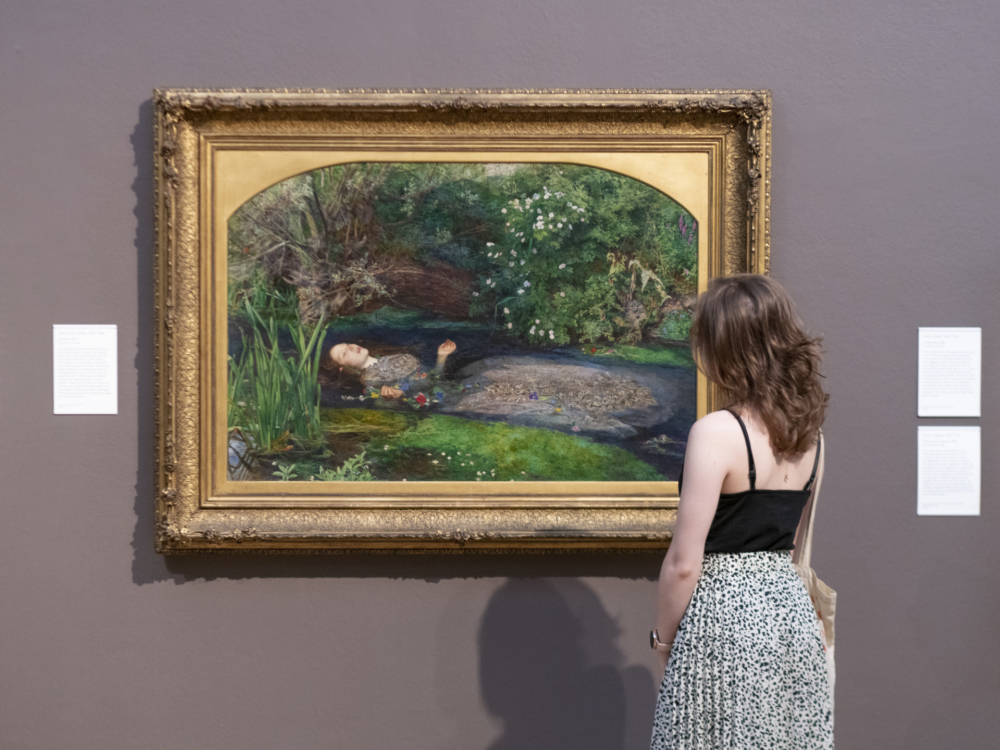 莎士比亞並未直接描寫死亡的猙獰，而是透過皇后之口，詩意地轉述了這淒美的一幕：「她的衣裳四散展開，像人魚一樣托著她暫時漂浮在水上」