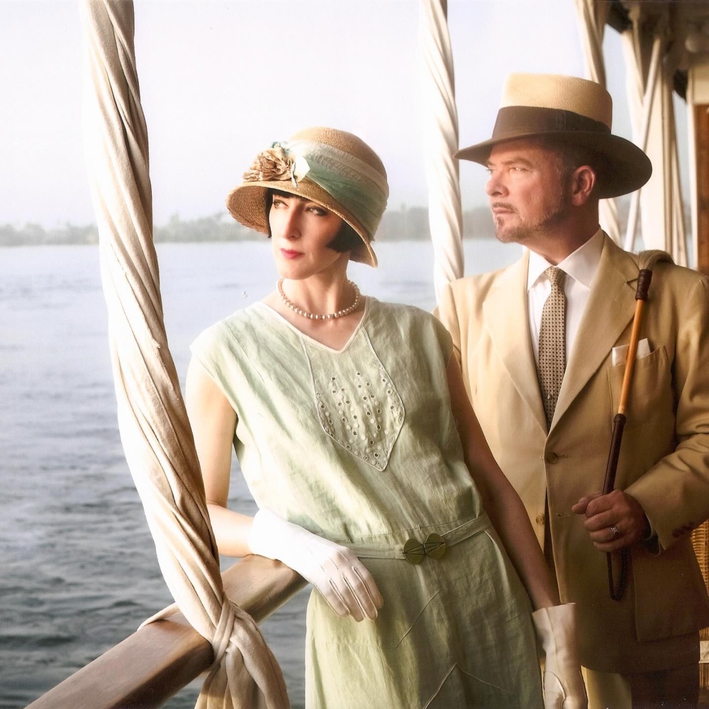 Colleen 的復古拍攝並非孤身一人,她的丈夫 John Darnell 同樣是埃及學家。