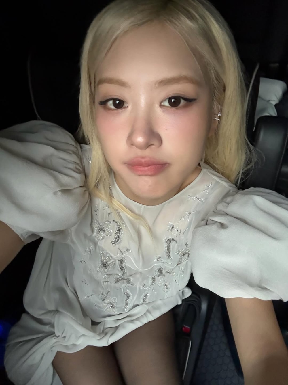 避免刻意修高鼻樑，用輕薄的粉底或膏狀產品在鼻樑中央稍微暈染