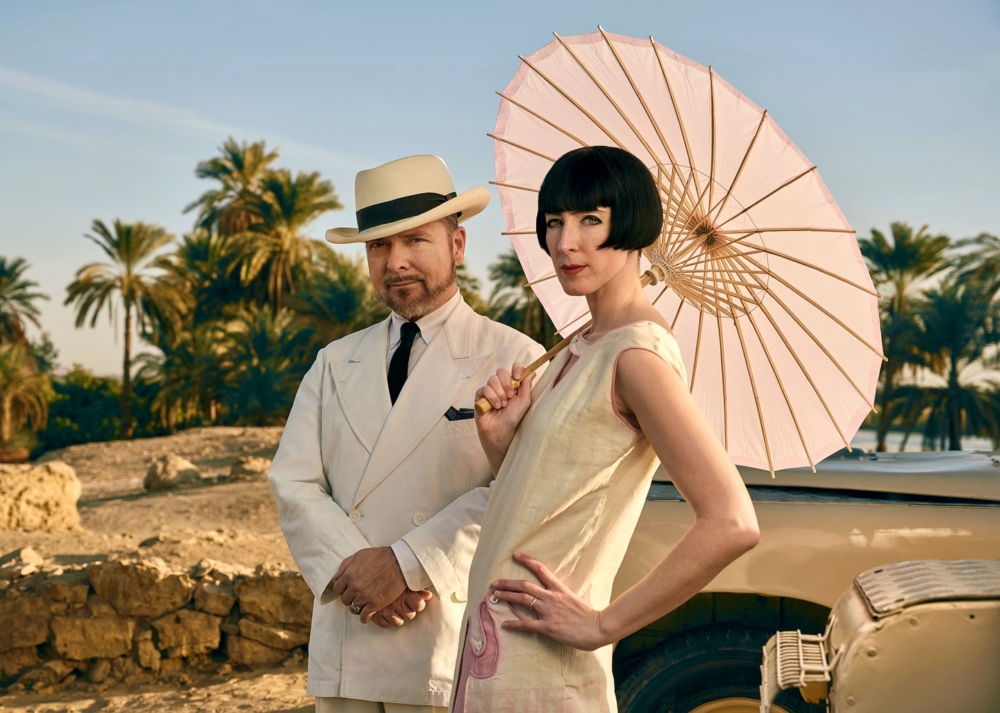 Colleen 的復古拍攝並非孤身一人,她的丈夫 John Darnell 同樣是埃及學家。