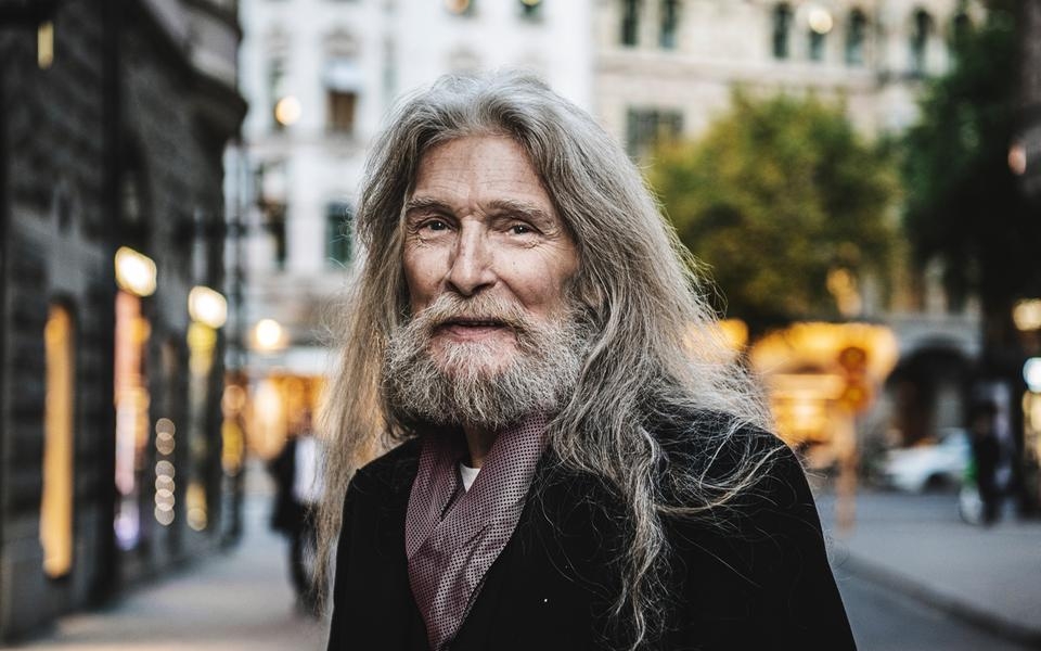 在無數次掙扎和絕望後,Andrésen 終於做了一個決定:徹底放棄演藝事業,回到音樂的懷抱