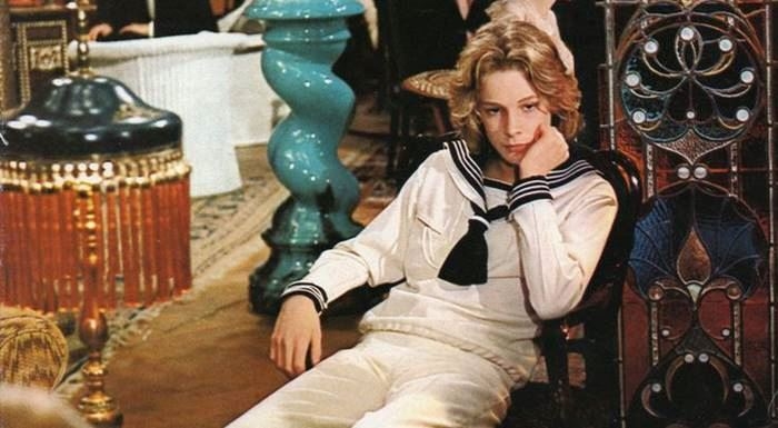 輿論根本不在乎真相,各種八卦小報以及電影角色帶來的性向謠言,讓他終其一生都在與這個標籤搏鬥