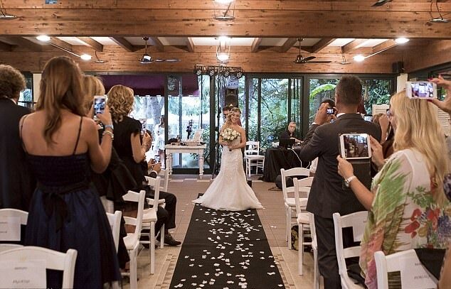 她對親友們立下一個誓約：「如果 40 歲生日時，我還沒找到靈魂伴侶，我就要嫁給我自己。」