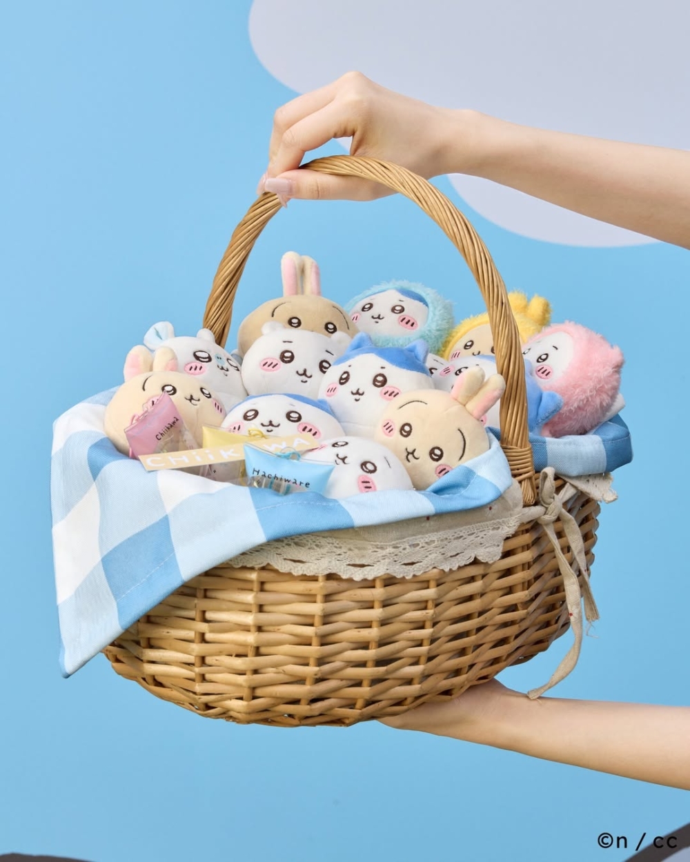 文創IP，尤其是潮玩和聯名款，正是這種渴望的最佳載體。它們提供了極高的情感溢價。