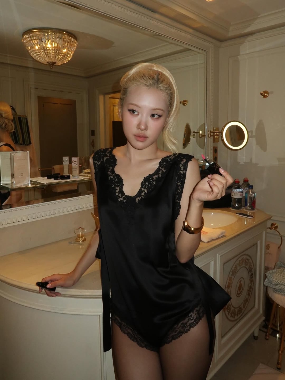 這種妝容的精髓不在於「化得多精緻」，而是在於營造柔和、減齡、比例協調的效果