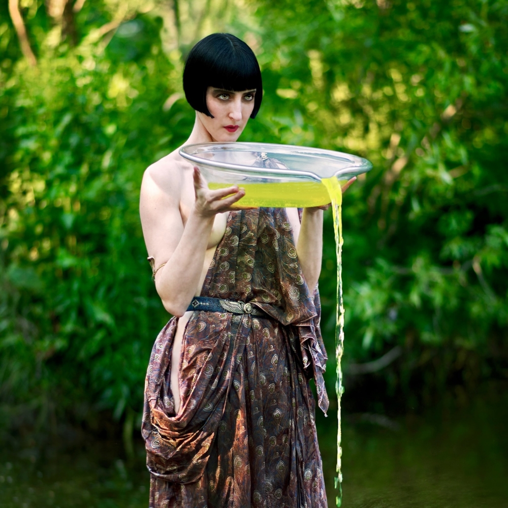 面對這些質疑,Colleen 並沒有退縮。她強調自己的復古裝扮並非美化殖民歷史,而是源自對歷史美學的熱愛