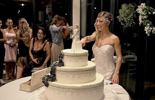 40 歲的健身教練 Laura Mesi，就為自己辦了一場童話婚禮