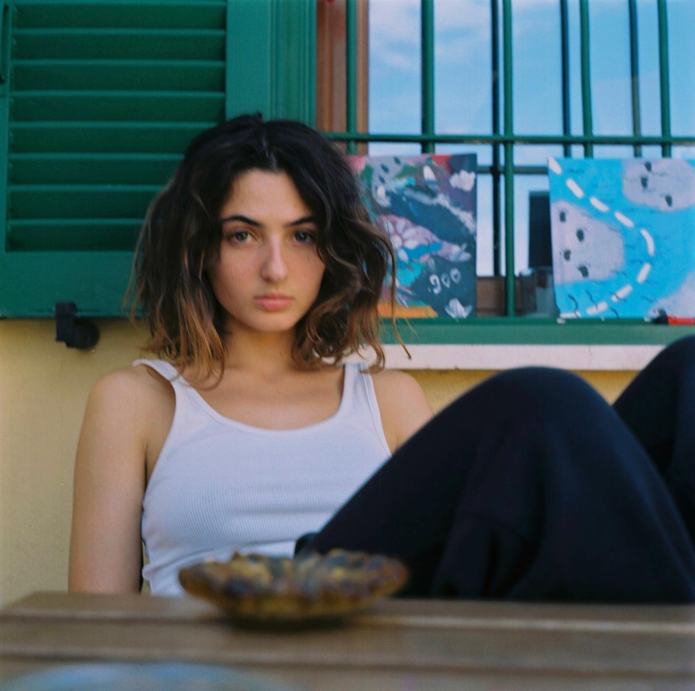 在成為演員之前，Tecla Insolia 的身份其實是位歌手