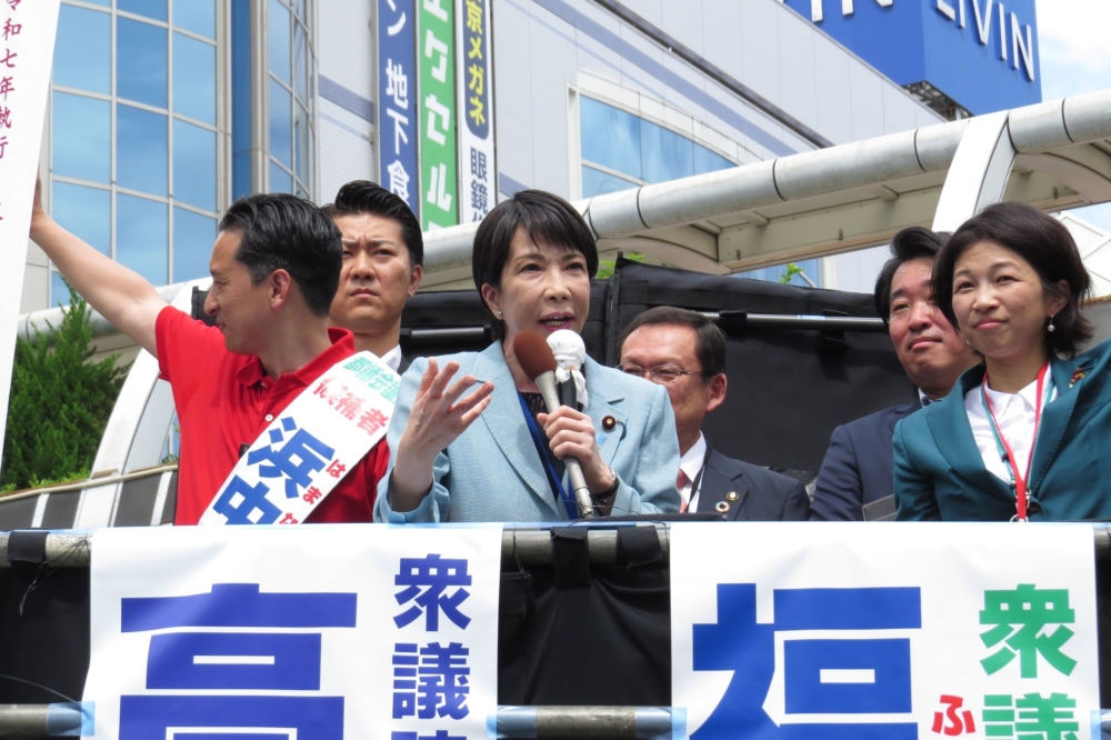 高市早苗大學時期在一個重金屬樂團中擔任鼓手