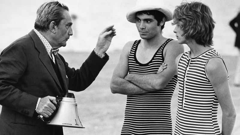 導演維斯康提為了尋找能體現「絕對之美」的主角塔吉奧,已遍尋歐洲,最後鎖定這個 15 歲的瑞典男孩 Björn Andrésen。