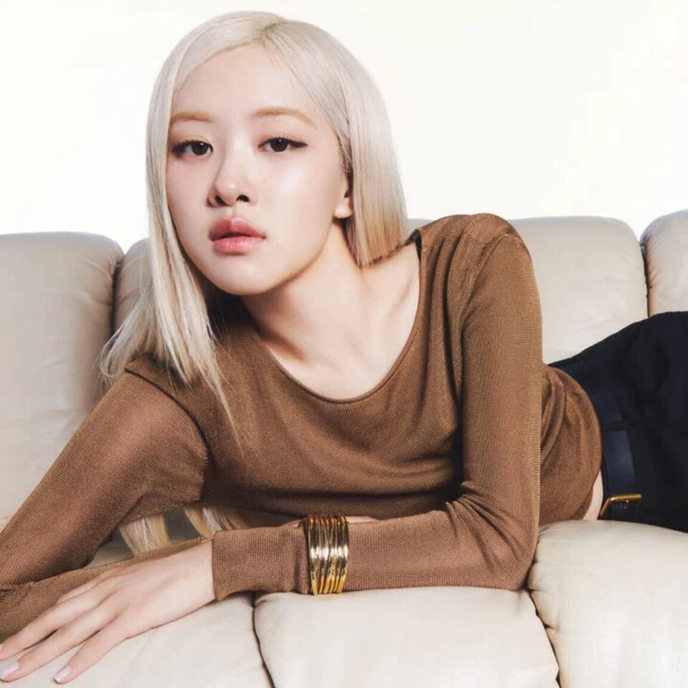 YSL品牌大使ROSÉ首款正式代言產品，全新YSL粉光瓶