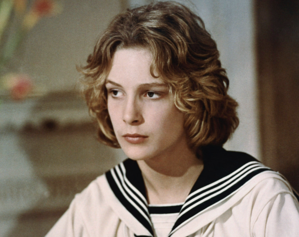 故事得從 1970 年那間斯德哥爾摩的旅館房間說起。當時 15 歲的 Björn Andrésen,並不是一個懷揣星夢的少年,而是一位在斯德哥爾摩的音樂學校練琴夢想成為鋼琴家