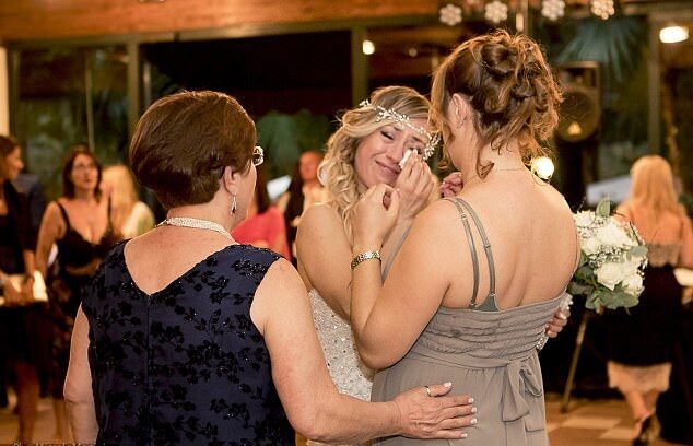 她對親友們立下一個誓約：「如果 40 歲生日時，我還沒找到靈魂伴侶，我就要嫁給我自己。」