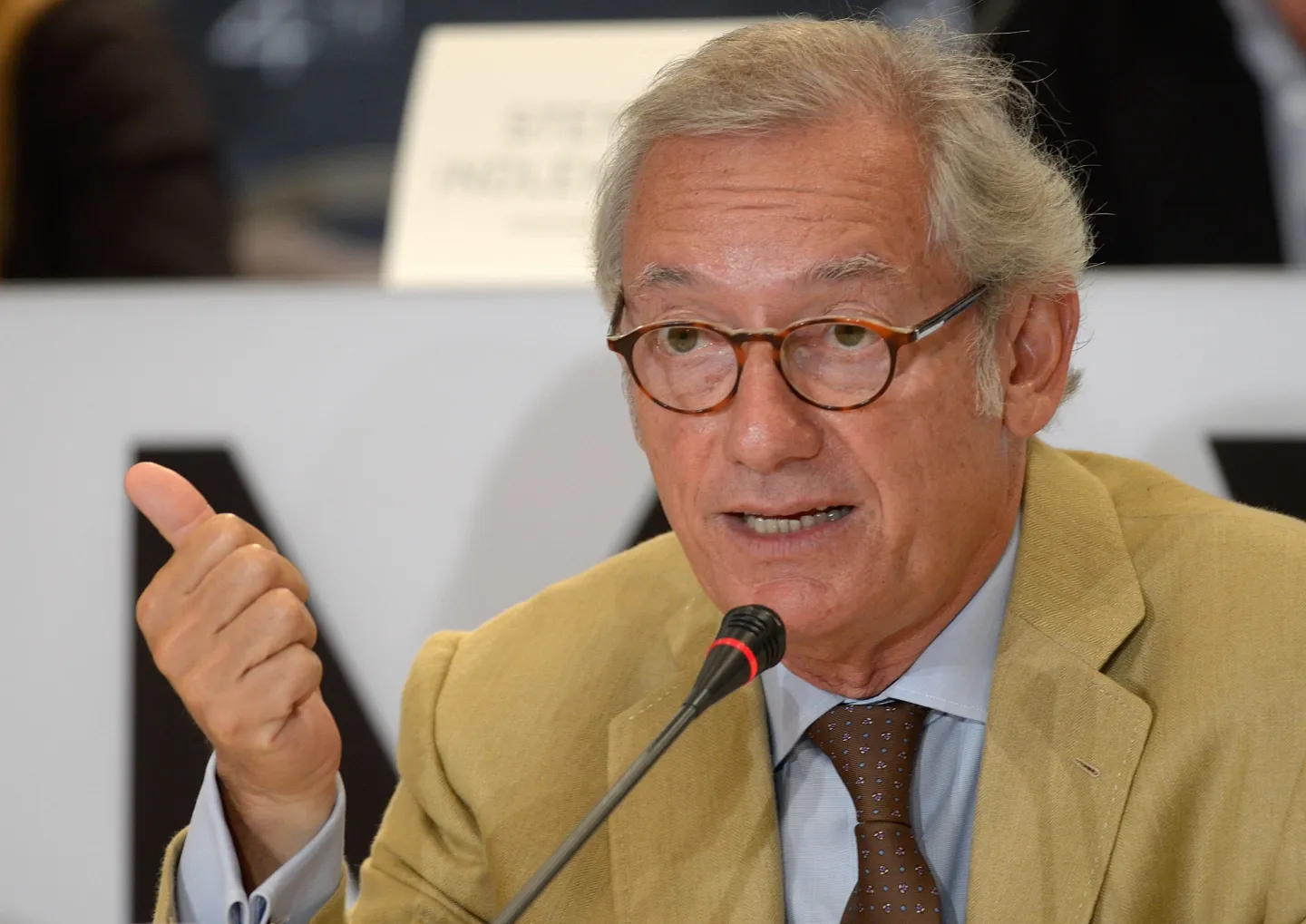 這位身價估計高達 45 億美元的富豪，不僅是西班牙最富有的人之一，其名字幾乎等同於 Mango 的成功本身