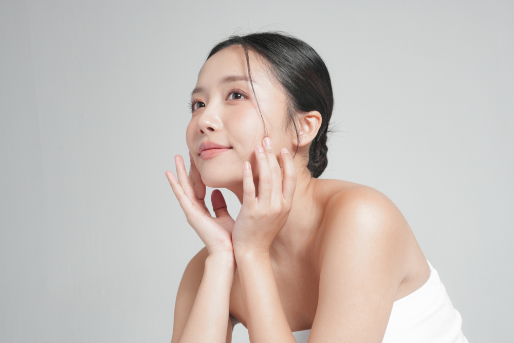 微針在肌膚表面打開微小通道，讓精華或面膜裡的營養成分能更容易「滲進去」，吸收得更徹底。