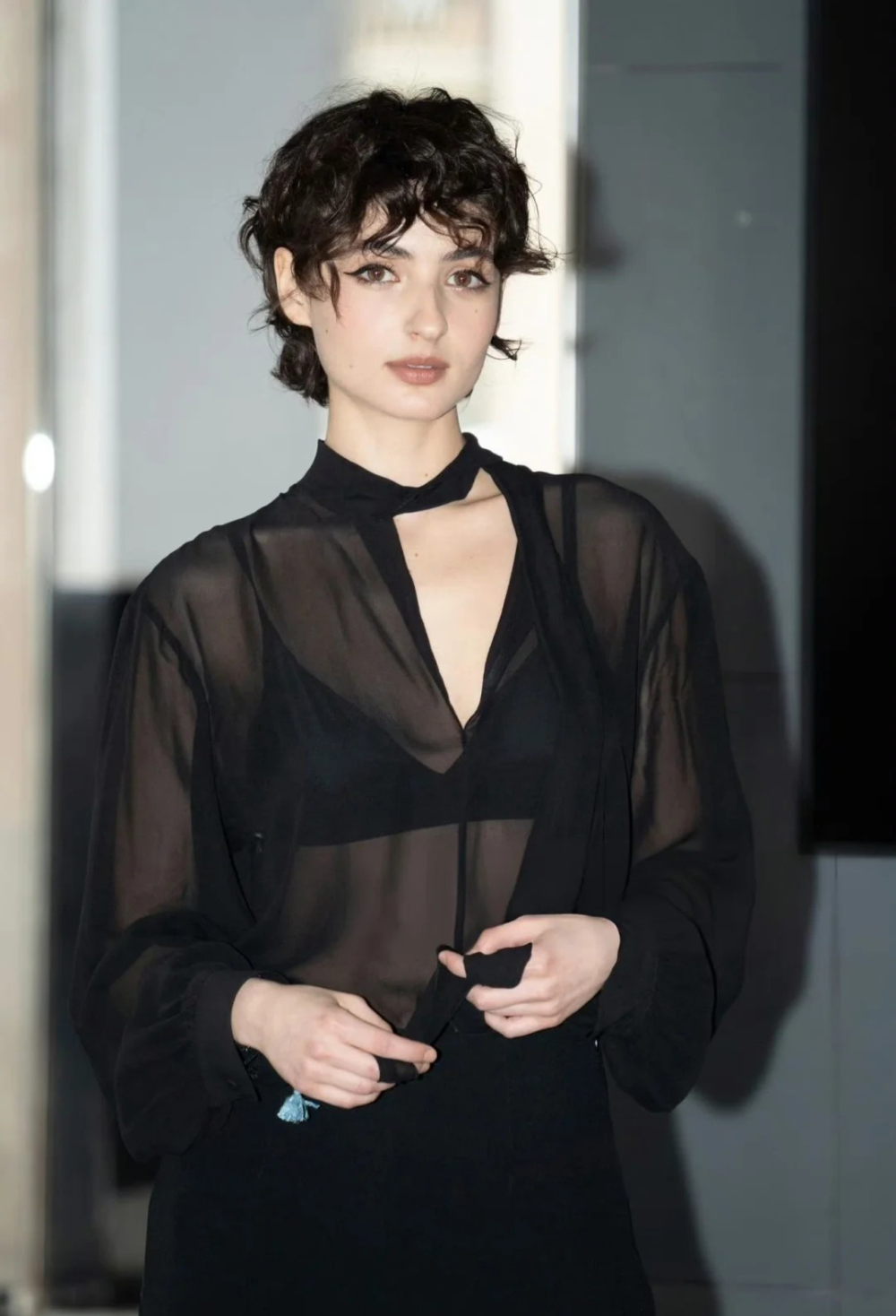 你以為 Tecla Insolia 的反叛只存在於銀幕上嗎？那你就太小看她了