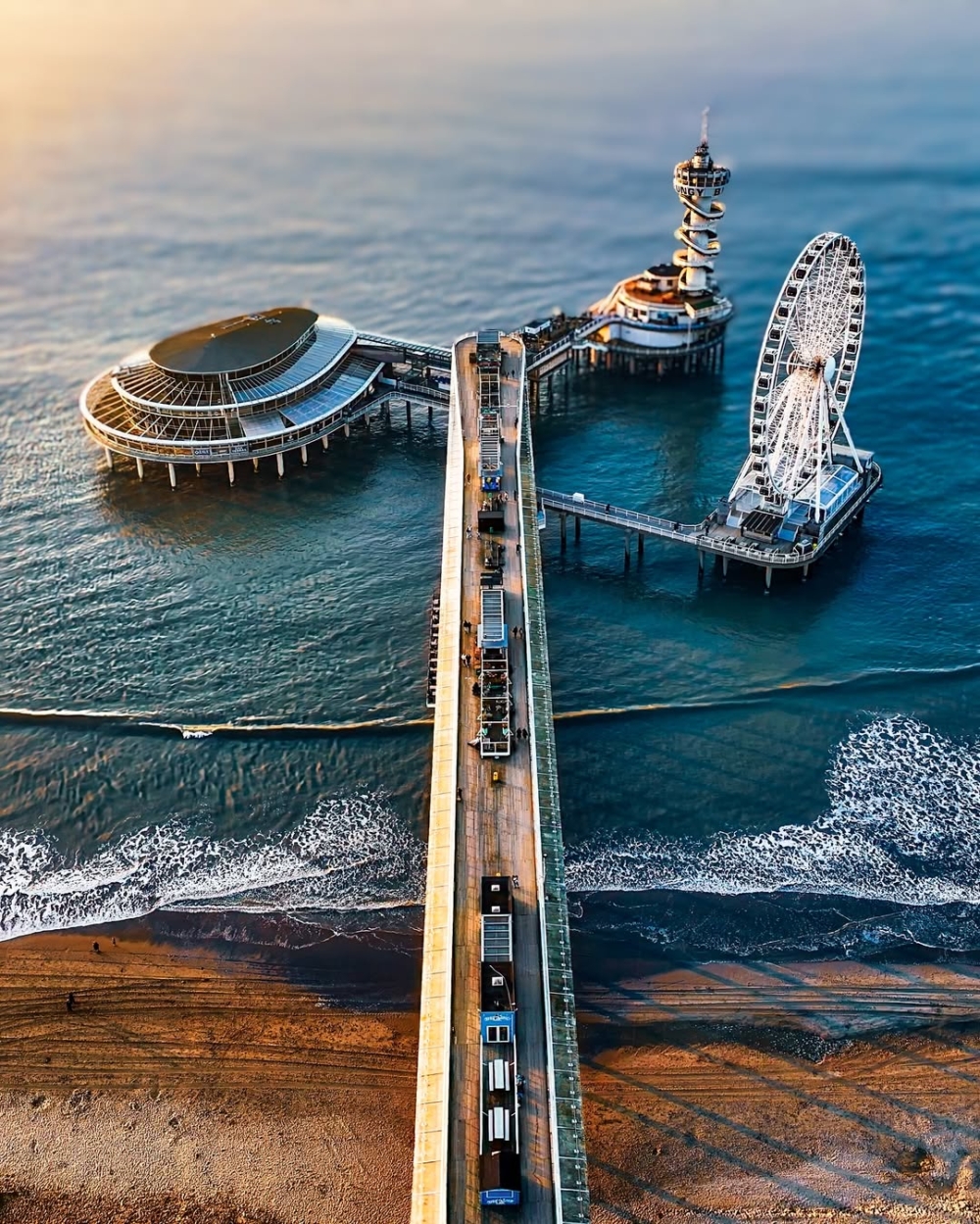 荷蘭海濱的奇景SkyView de Pier。