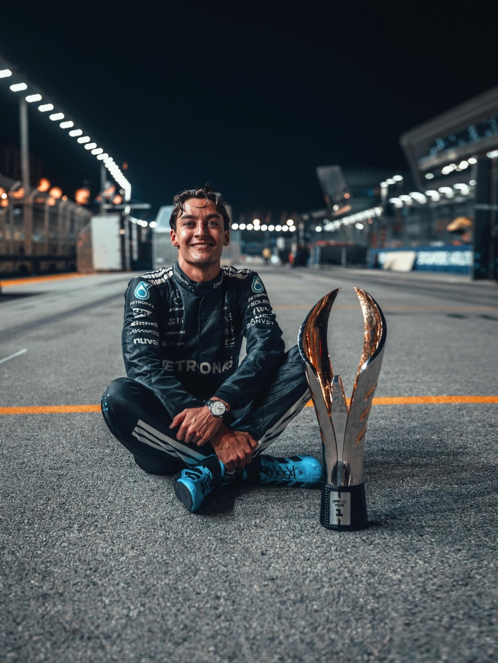 來自Mercedes車隊的 George Russell 完美發揮，從桿位起跑一路領先