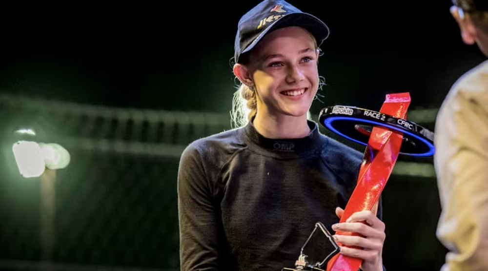 Alba 再次用成績堵住了所有質疑。在極具挑戰性的金奈 (Chennai) 夜間街道賽中，她不僅跑出了前六名的佳績，更一舉奪下「最佳新秀獎」的榮譽