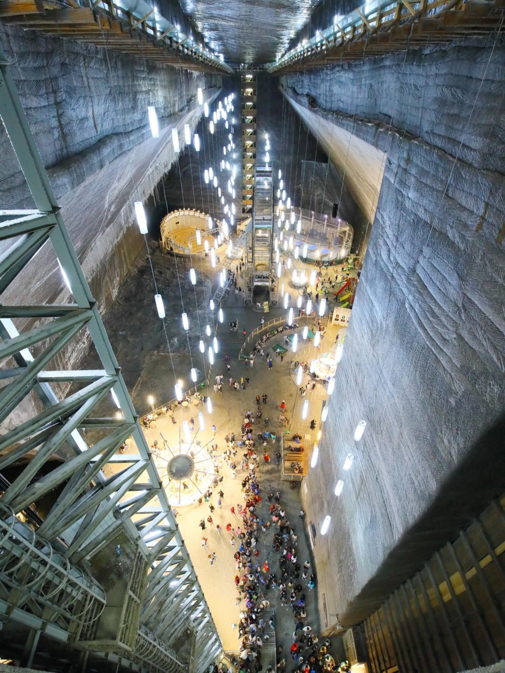 設計師在保留了數百萬年歷史的鹽層肌理之上，巧妙地植入了俐落的玻璃、金屬結構