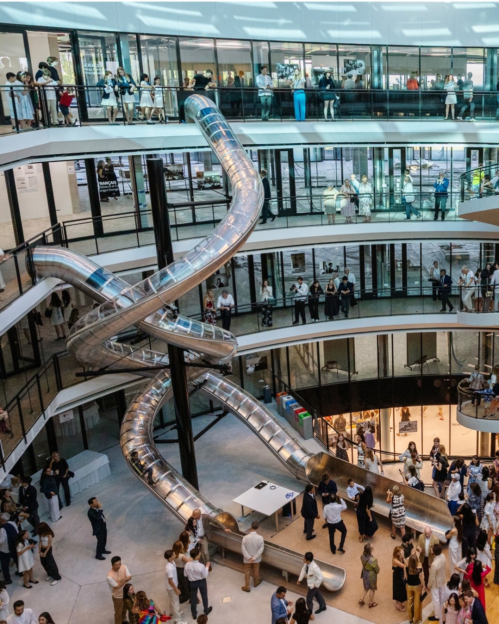 入學標準方面，流利運用至少兩種語言是基本要求