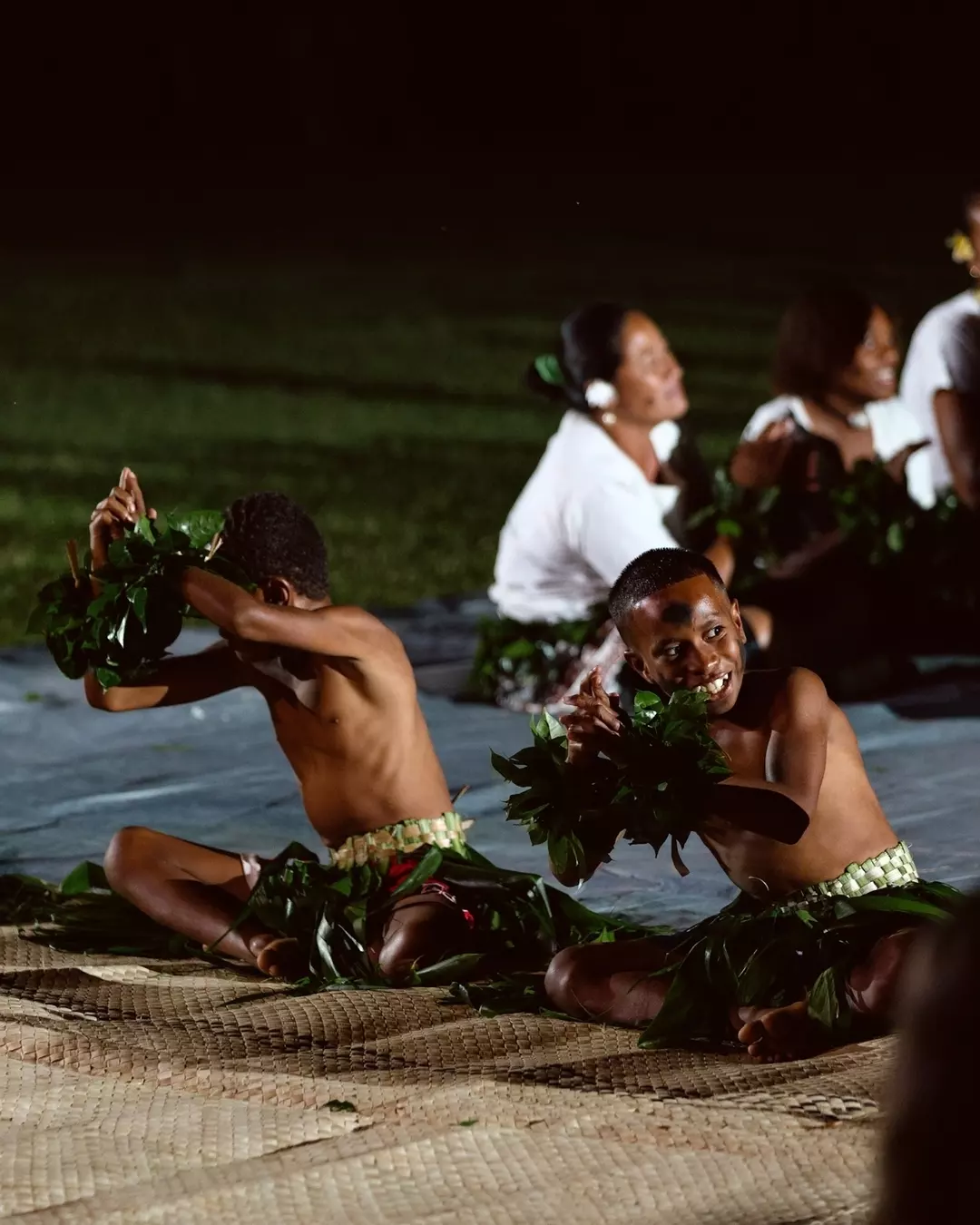 島上還保留著傳統斐濟村落，當地藝術家現場手作木雕、樹皮布、手工籃子