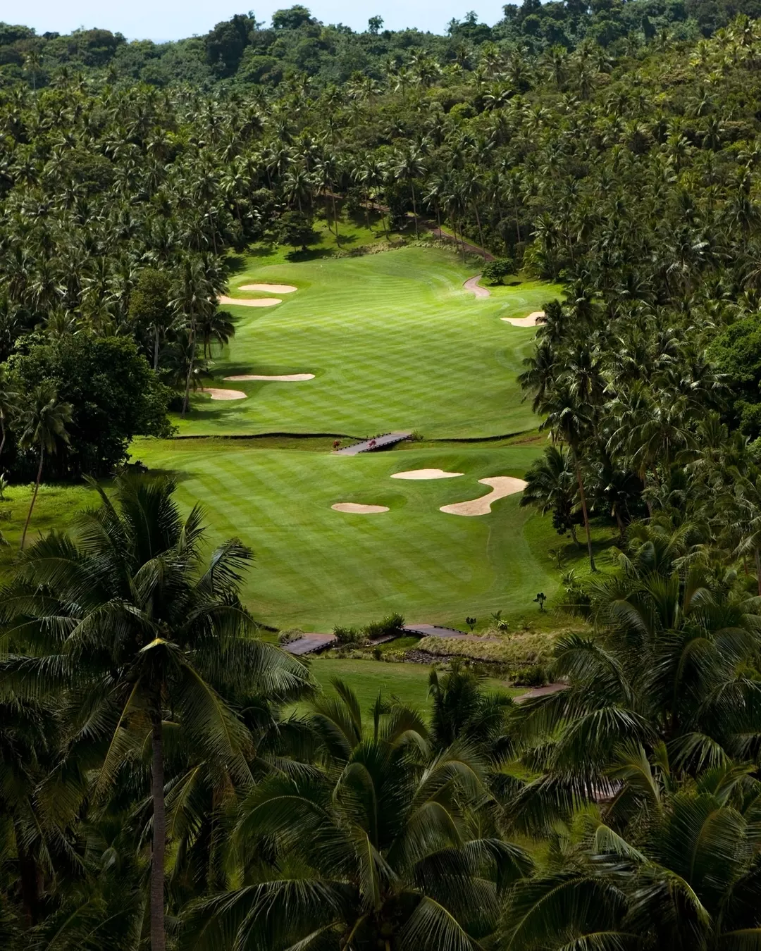 Laucala Island有個很反常識的設計哲學：少即是多。全島只有 5 間餐廳、25 棟別墅、固定的活動項目清單，聽起來選擇很有限，但這正是它的高明之處。