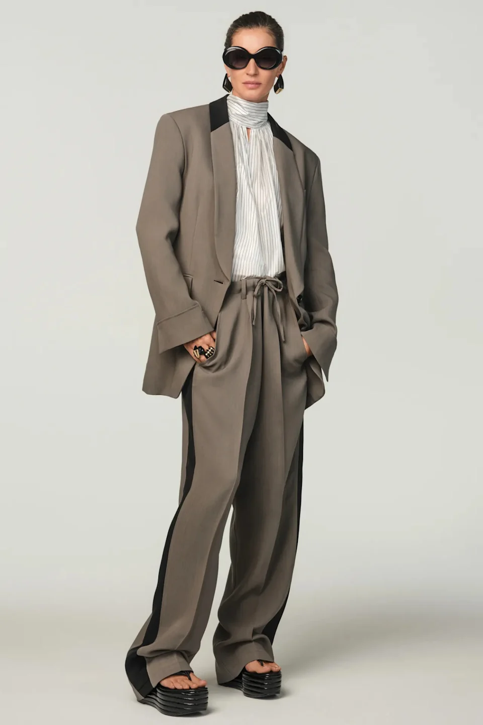 與曾在 Yves Saint Laurent 擔任創意總監近 10 年的義大利設計師 Stefano Pilati 的聯名