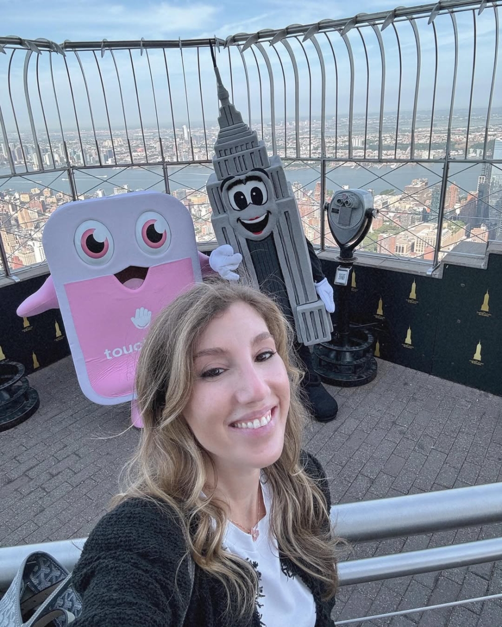 注意到市面上大多數乾洗手液設計單調、質感黏膩、酒精味刺鼻