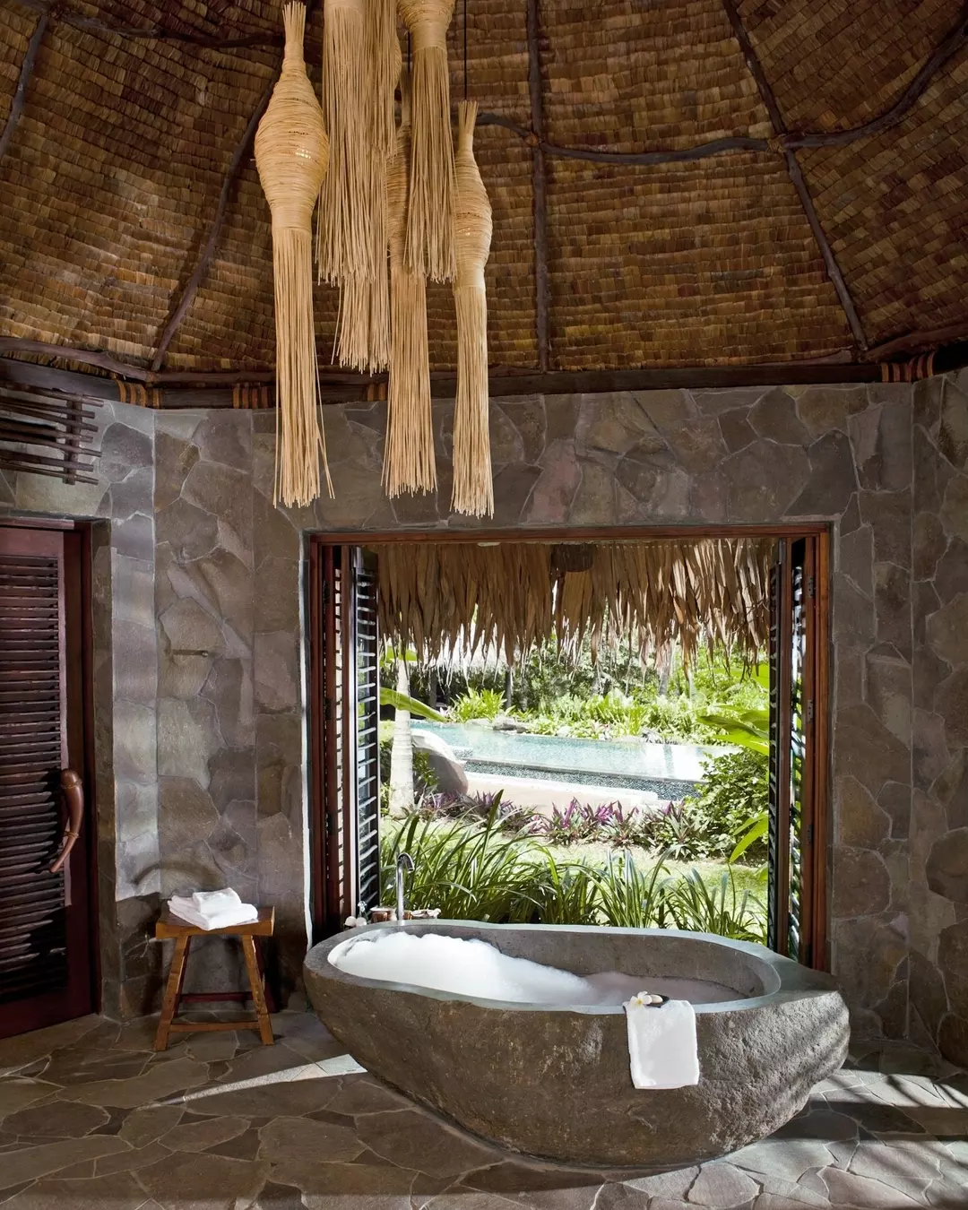 Laucala Island有個很反常識的設計哲學：少即是多。全島只有 5 間餐廳、25 棟別墅、固定的活動項目清單，聽起來選擇很有限，但這正是它的高明之處。