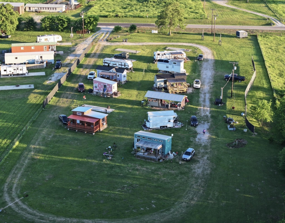 70多歲的奶奶Robyn Yerian，用她的勇氣和積蓄，打造出一個屬於「老女孩」的夢想家園。
