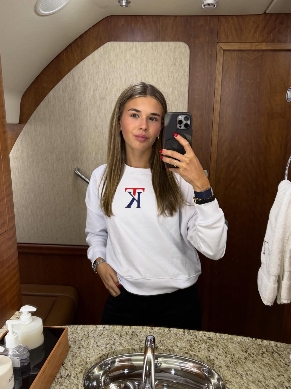 自創品牌 KT：白宮取景、衛衣秒殺的 Z 世代行銷術