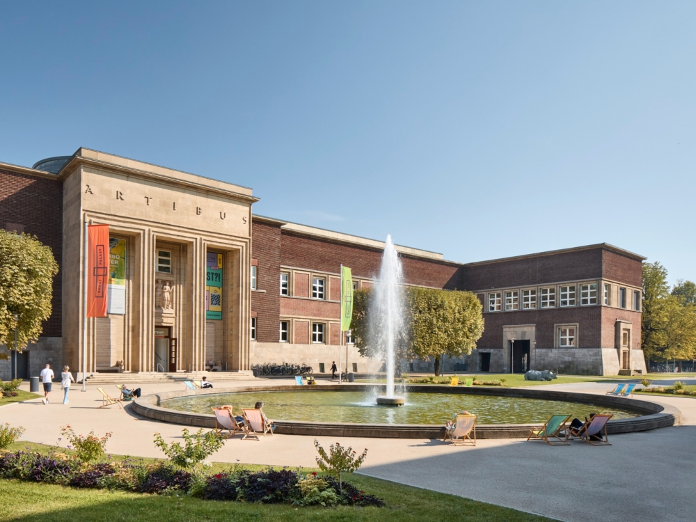 7歐元換一頓臭罵的展覽爆紅，而且是場場售罄！德國杜塞道夫藝術宮上演「暴躁導覽」翻白眼、嘆氣也能成賣點