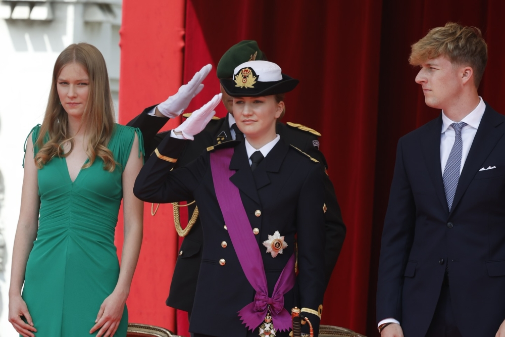 今年七月的比利時國慶日，她更是將雙重身份展現得淋漓盡致：白天穿著筆挺軍服參加閱兵典禮，英姿颯爽地檢閱部隊；晚上換上優雅的綠色晚禮服