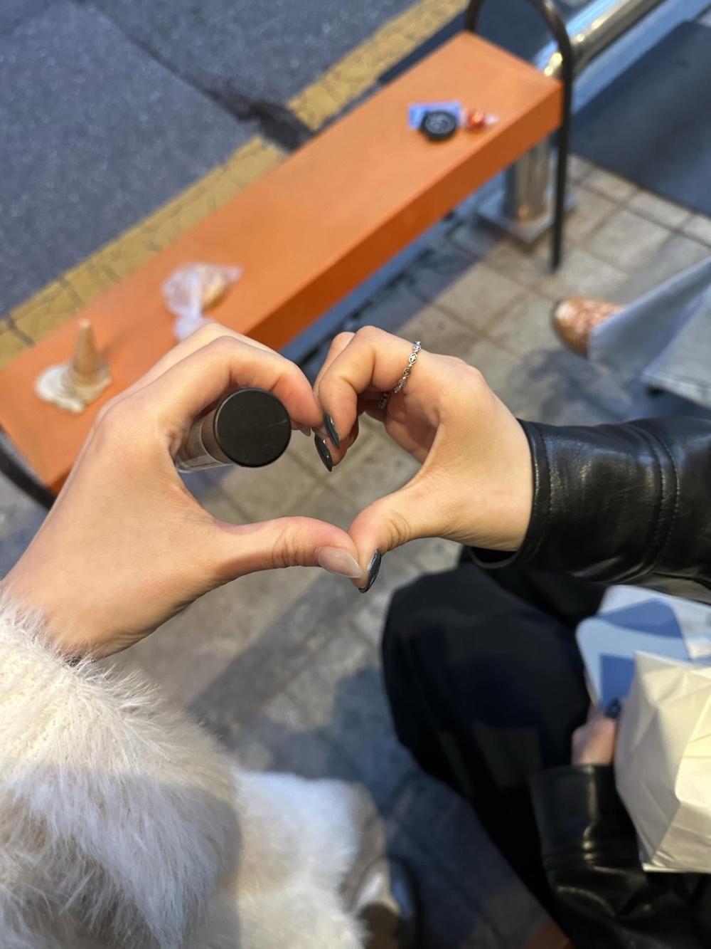 兩人甚至一起拍下手比愛心的合照