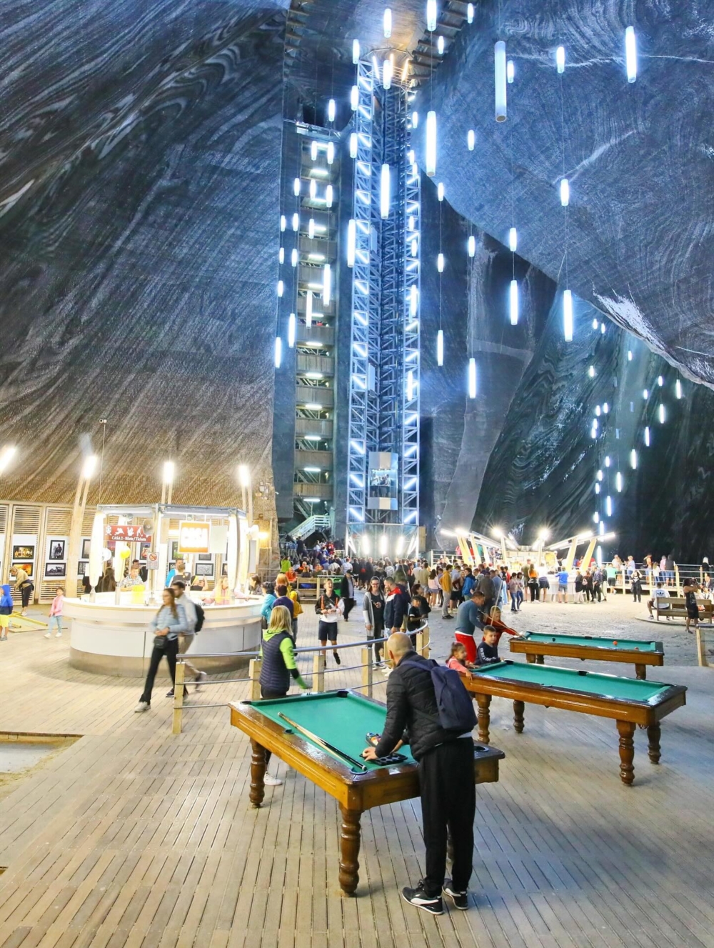 進入這座空間，搭上那部全景式觀光電梯，視野從地面世界的綠意與陽光，瞬間轉為冰冷、堅硬且紋理分明的巨大鹽壁空間