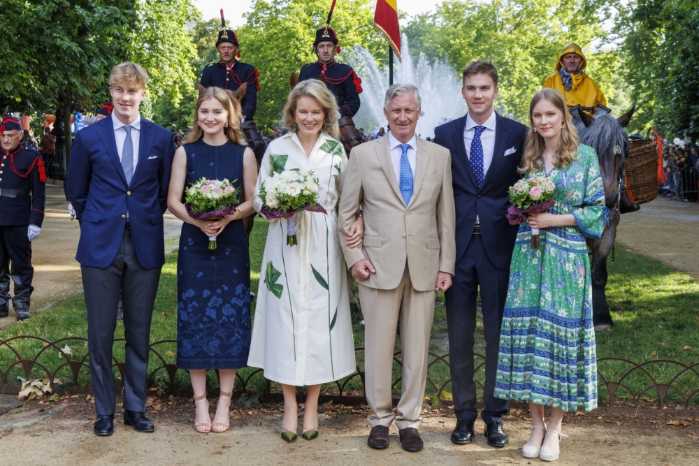 今年七月的比利時國慶日，她更是將雙重身份展現得淋漓盡致：白天穿著筆挺軍服參加閱兵典禮，英姿颯爽地檢閱部隊；晚上換上優雅的綠色晚禮服