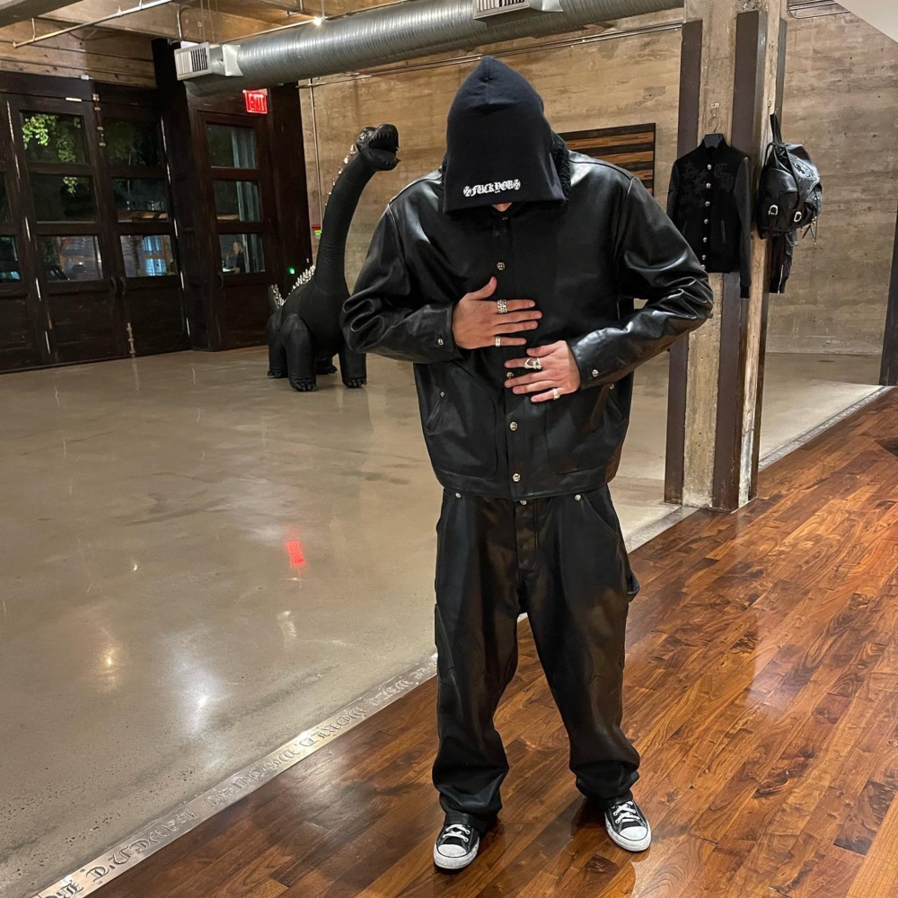 全身 Chrome Hearts，腳踩Converse？