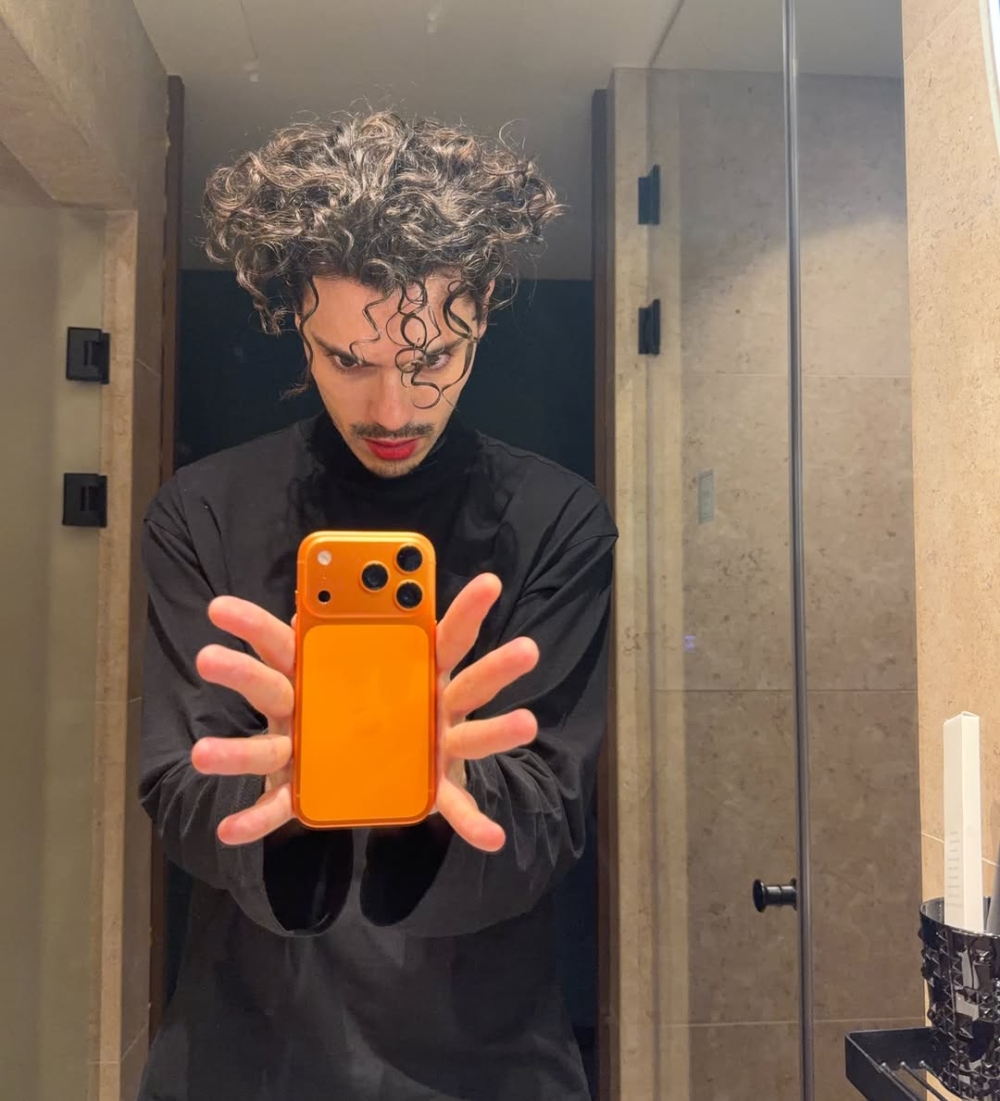 Lyas發現自己沒有拿到那張Dior秀票