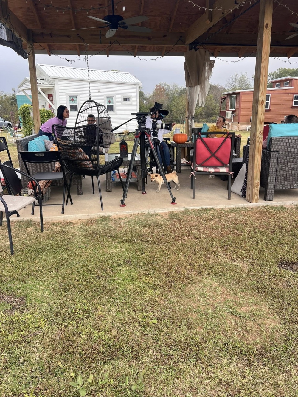 這裡沒有血緣，卻比家更像家，充滿笑聲與陪伴。