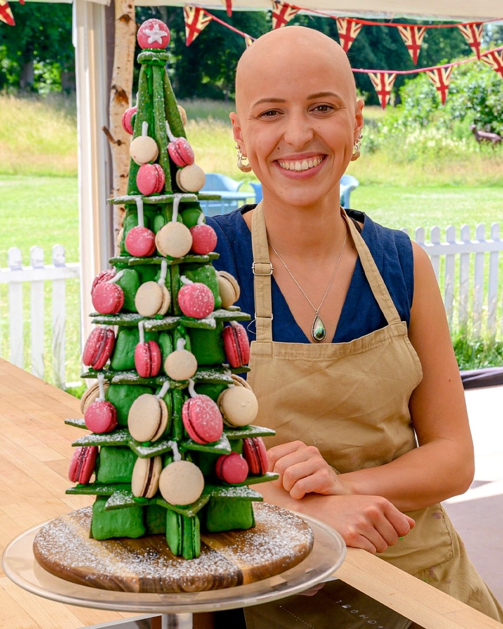 Jasmine 從小在愛丁堡長大，她的烘焙熱情來自童年：與媽媽、阿姨在蘇格蘭高地一起揉麵團、做蛋糕