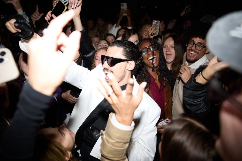 那個酒吧裡的熱度，比任何時裝周場外街拍都更真實
