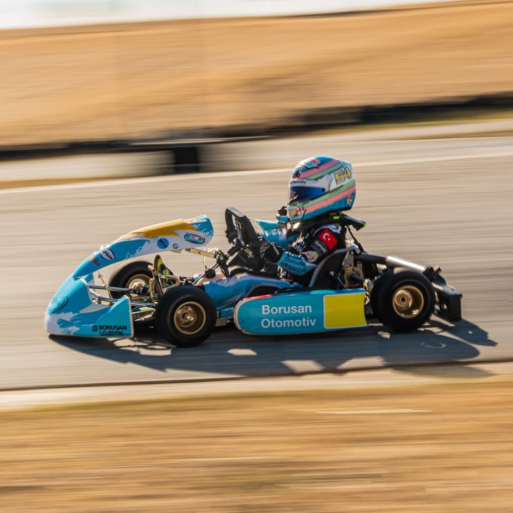 從學步開始，他的生命就與引擎的轟鳴聲緊密相連。