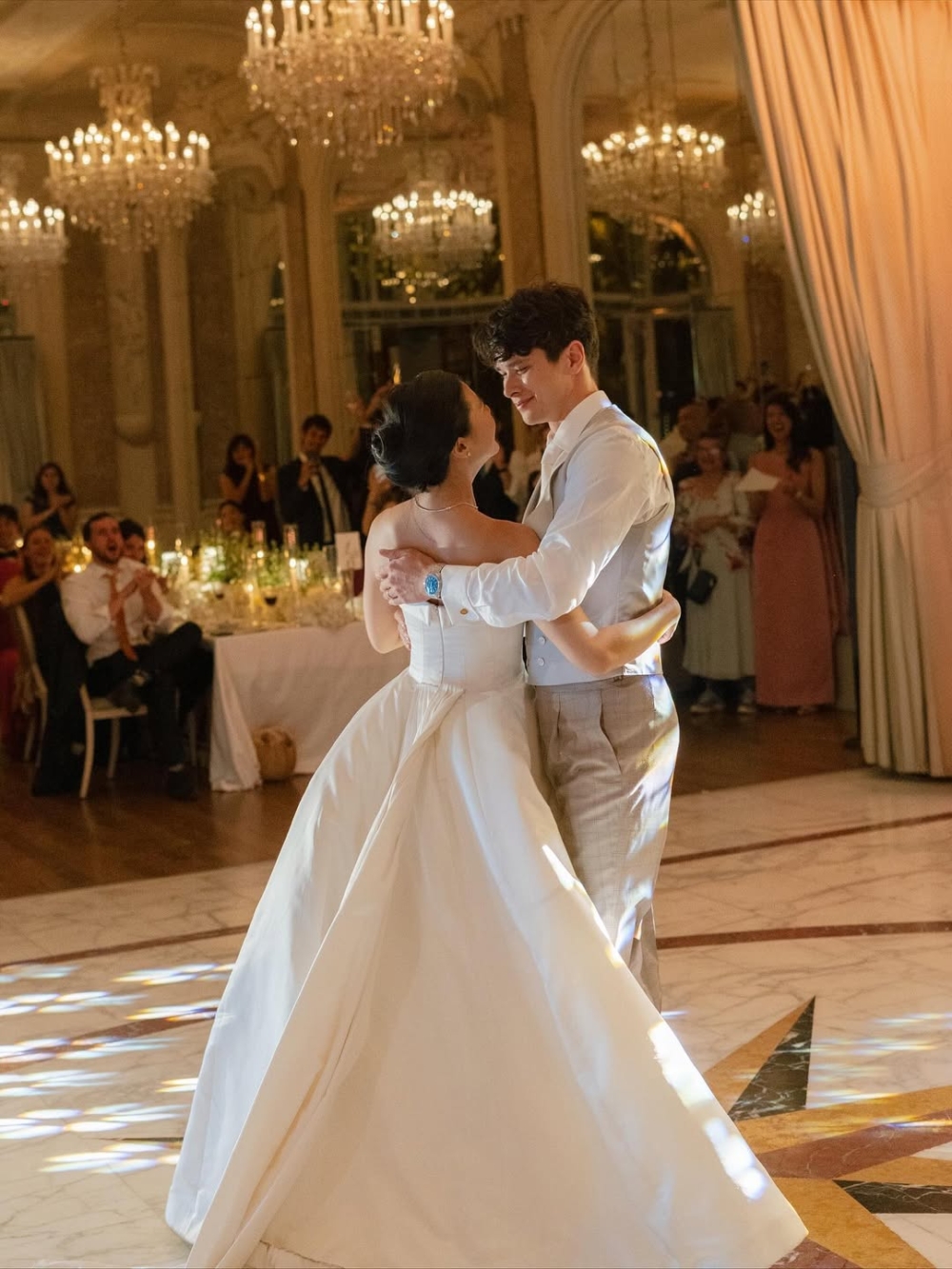 新郎Sean Taffin de Givenchy出身於法國知名時尚家族，與Givenchy品牌有著深厚血脈關聯。