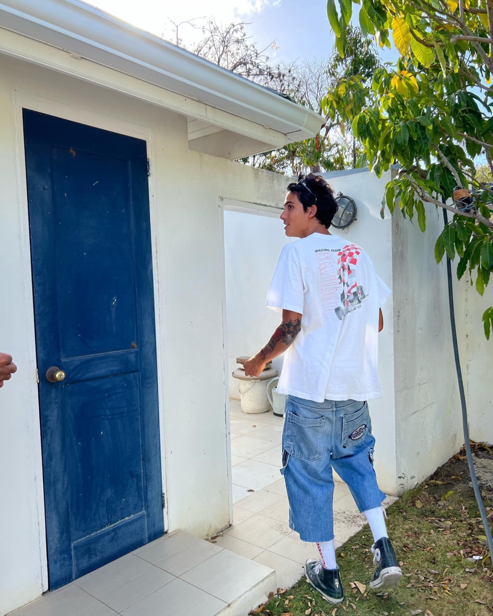 全身 Chrome Hearts，腳踩Converse？