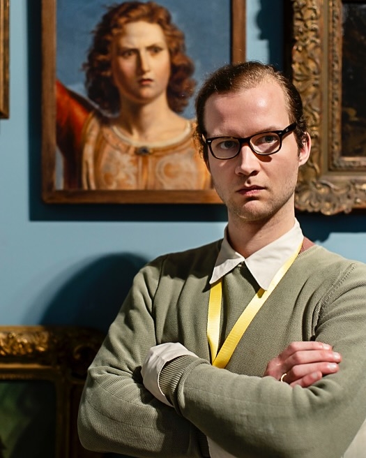 行為藝術家 Carl Brandi 扮演脾氣古怪的導覽員 Joseph Langelinck