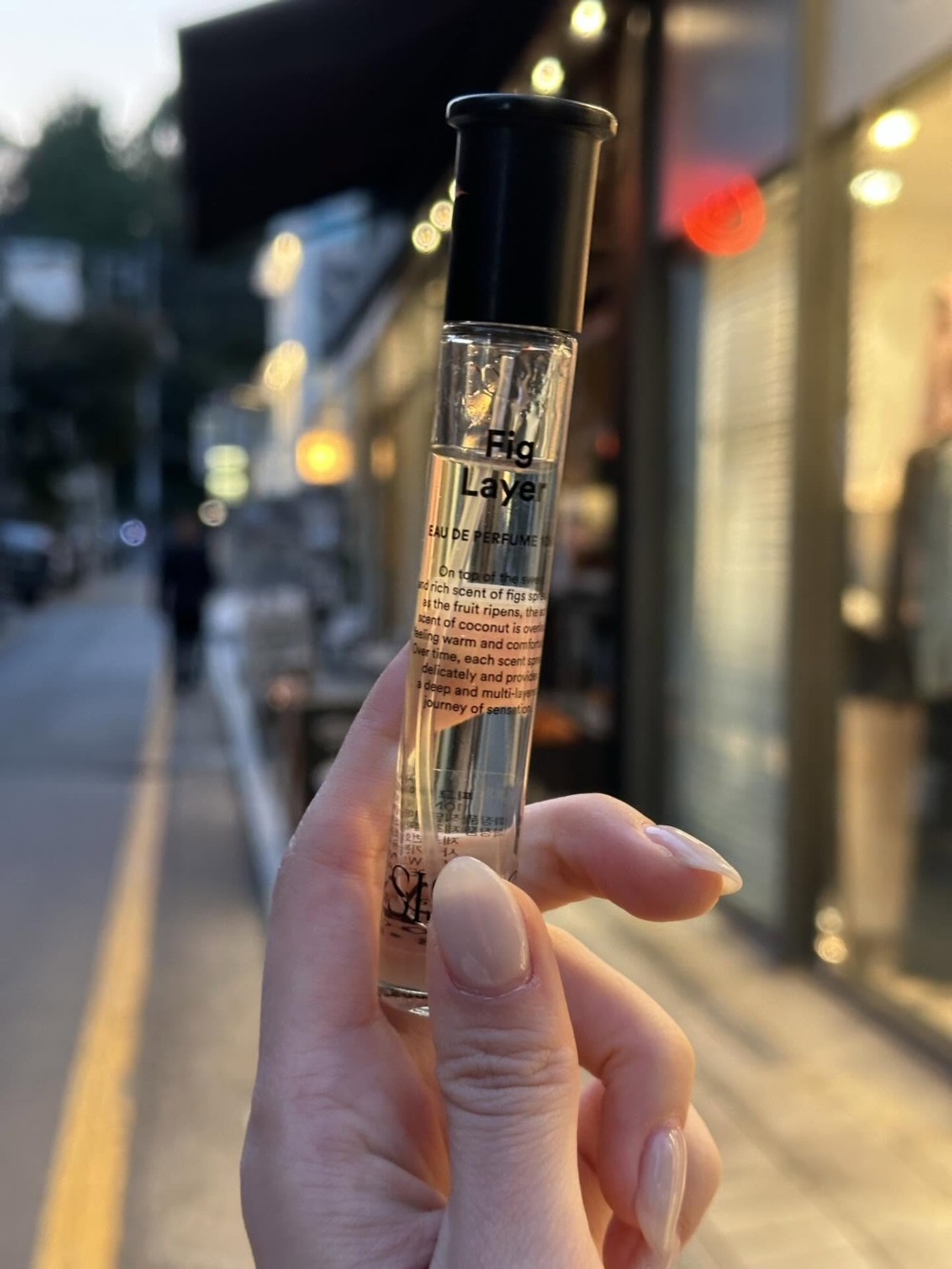 Karina不但停下腳步，還非常親切地從包包裡拿出一瓶迷你香水送給她